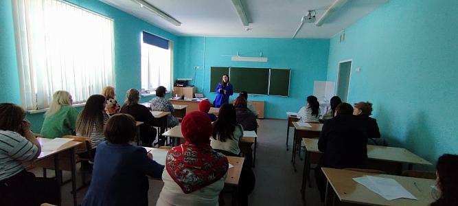 Педагог-психолог МБОУ СОШ с.Баимово Габбасова Л.А. выступила перед родителями профилактической беседой суицидального поведения  среди учащихся старших классов. Даны были рекомендации и памятки для родителей. 